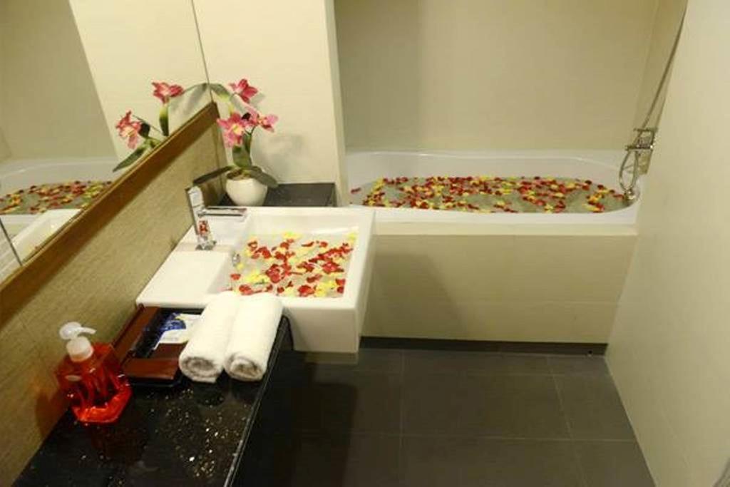 Green Paradise Hotel Yangon Bagian luar foto